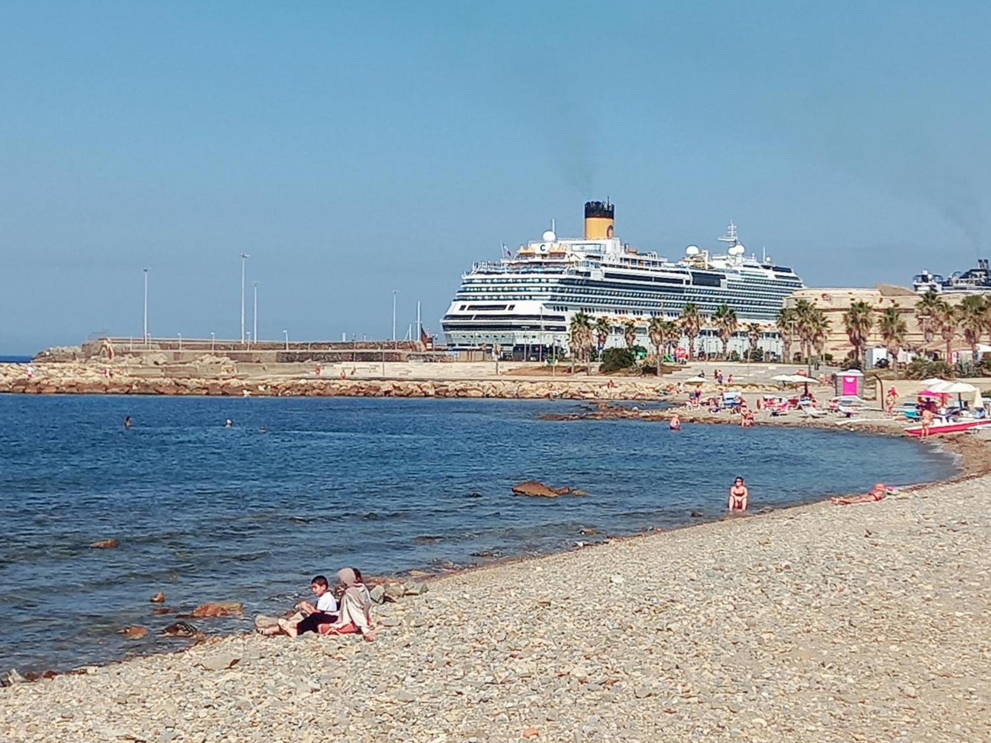 Suite Beachfront Near The Station And Port, 5 Beds Civitavecchia Exterior photo
